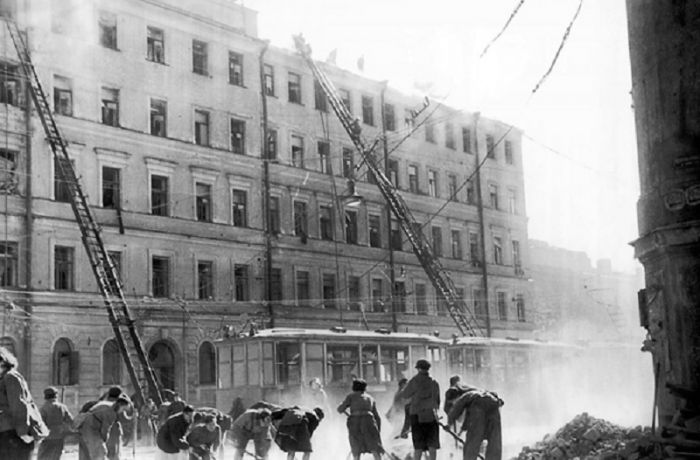 Что стало с героями самой известной фотографии о блокадном Ленинграде С миру по нитке