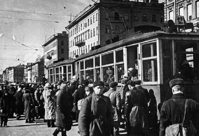 Что стало с героями самой известной фотографии о блокадном Ленинграде С миру по нитке