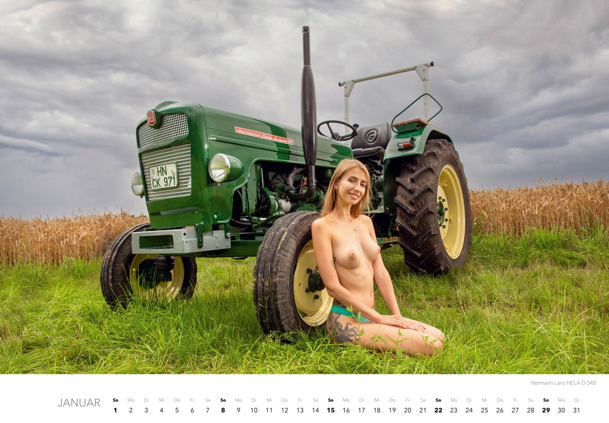Девушки на тракторах (77 photo)