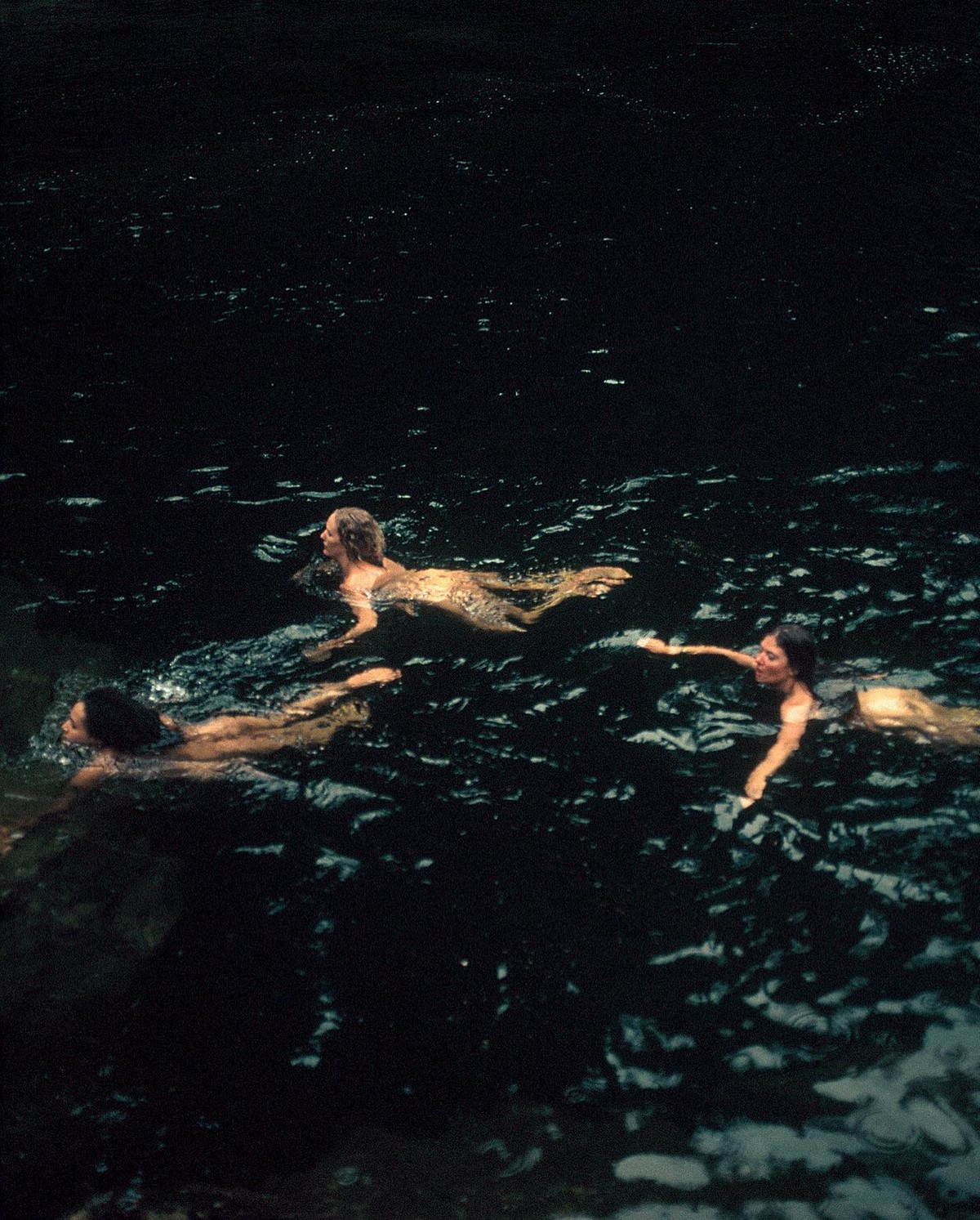 Две студентки купаются голыми в озере