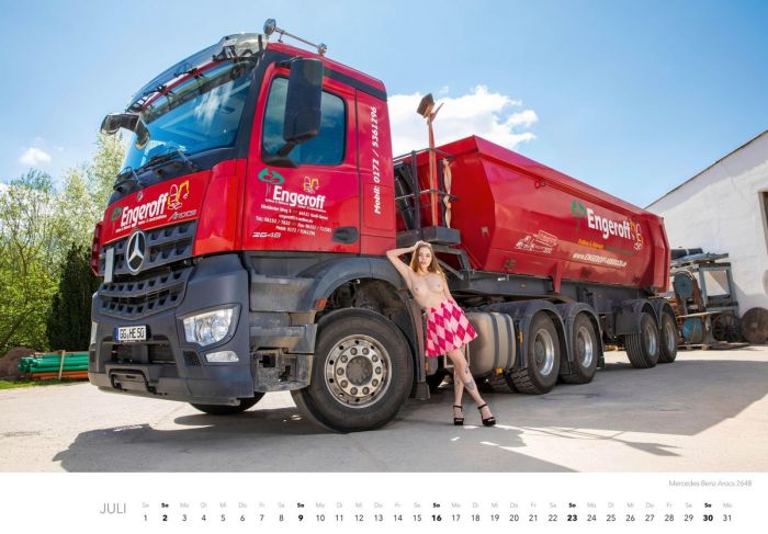 Голые девушки и грузовики в календаре «Trucker-Träume Kalender 2023» Много девушек (+18)