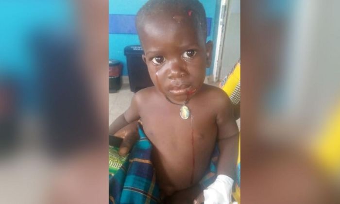 Вторя жизнь двухлетнего мальчика в Уганде С миру по нитке