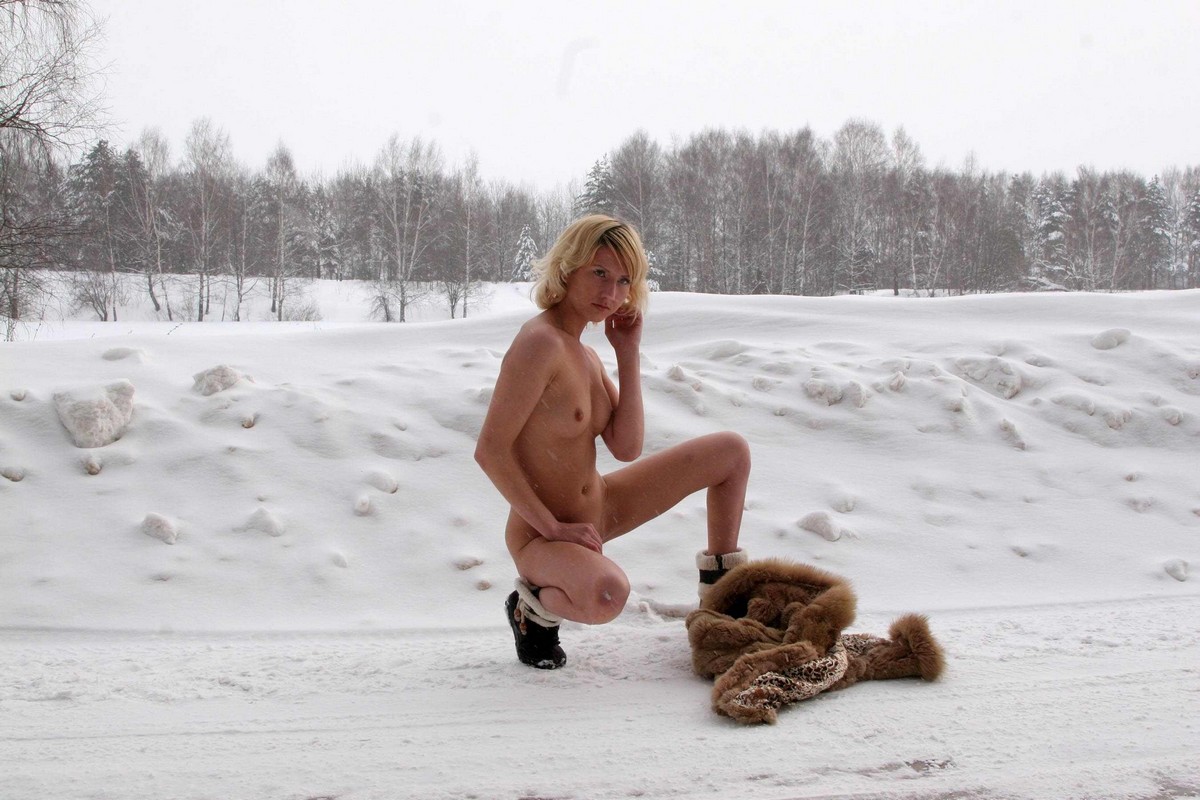 Фото голых девушек на улице зимой (33 фото)