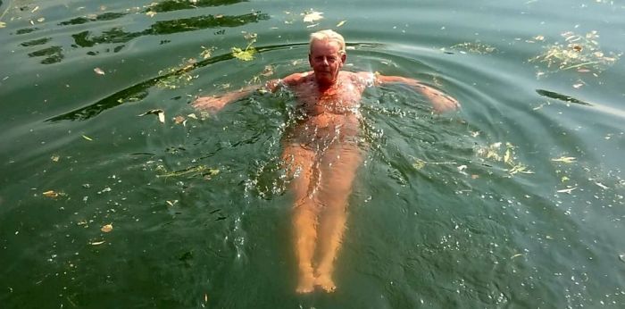 65-летний мужчина более 45 лет ходит голышом С миру по нитке