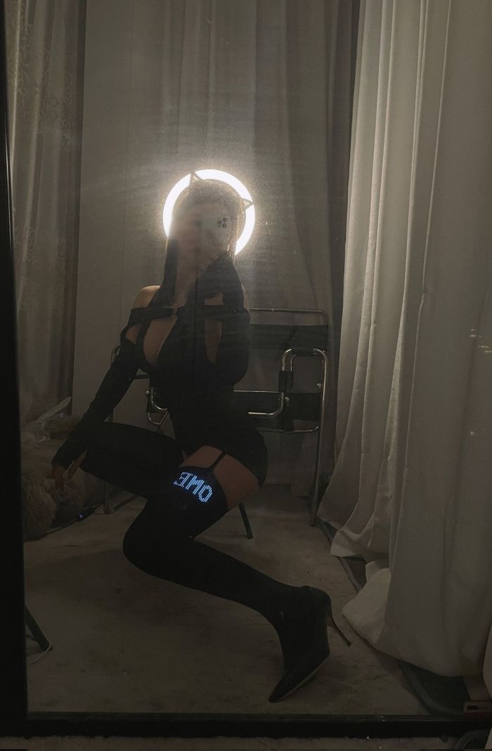 Великолепные девушки в обтягивающих платьях Великолепные девушки в обтягивающих платьях Много девушек (+18)