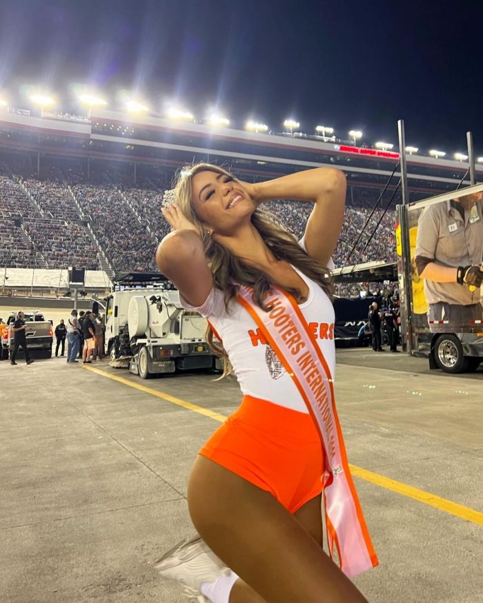 Знакомьтесь с Miss Hooters International, которая путешествует и позирует в календарях Идиоты