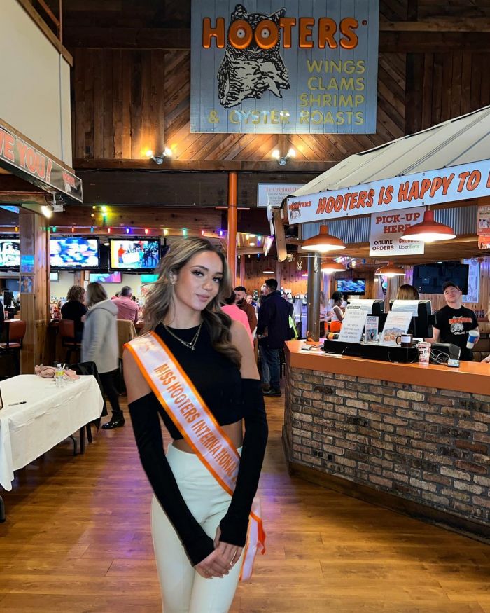 Знакомьтесь с Miss Hooters International, которая путешествует и позирует в календарях Идиоты