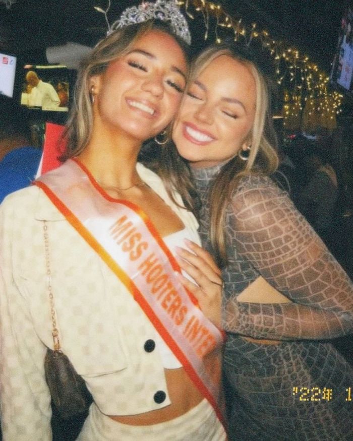 Знакомьтесь с Miss Hooters International, которая путешествует и позирует в календарях Идиоты