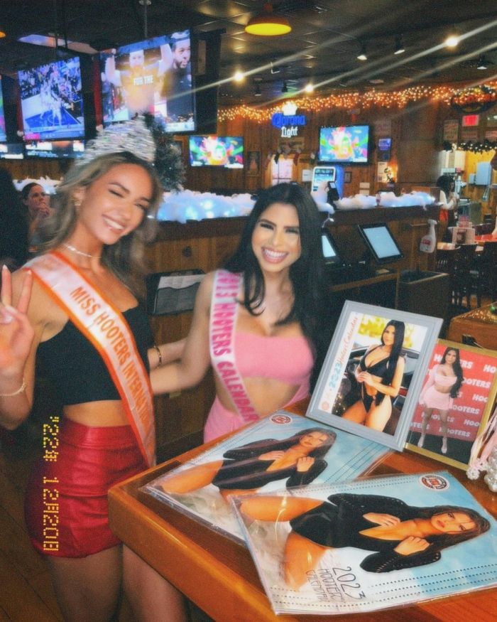 Знакомьтесь с Miss Hooters International, которая путешествует и позирует в календарях Идиоты