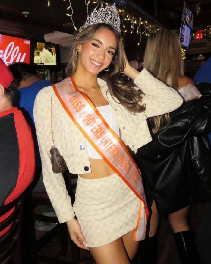 Знакомьтесь с Miss Hooters International, которая путешествует и позирует в календарях Идиоты