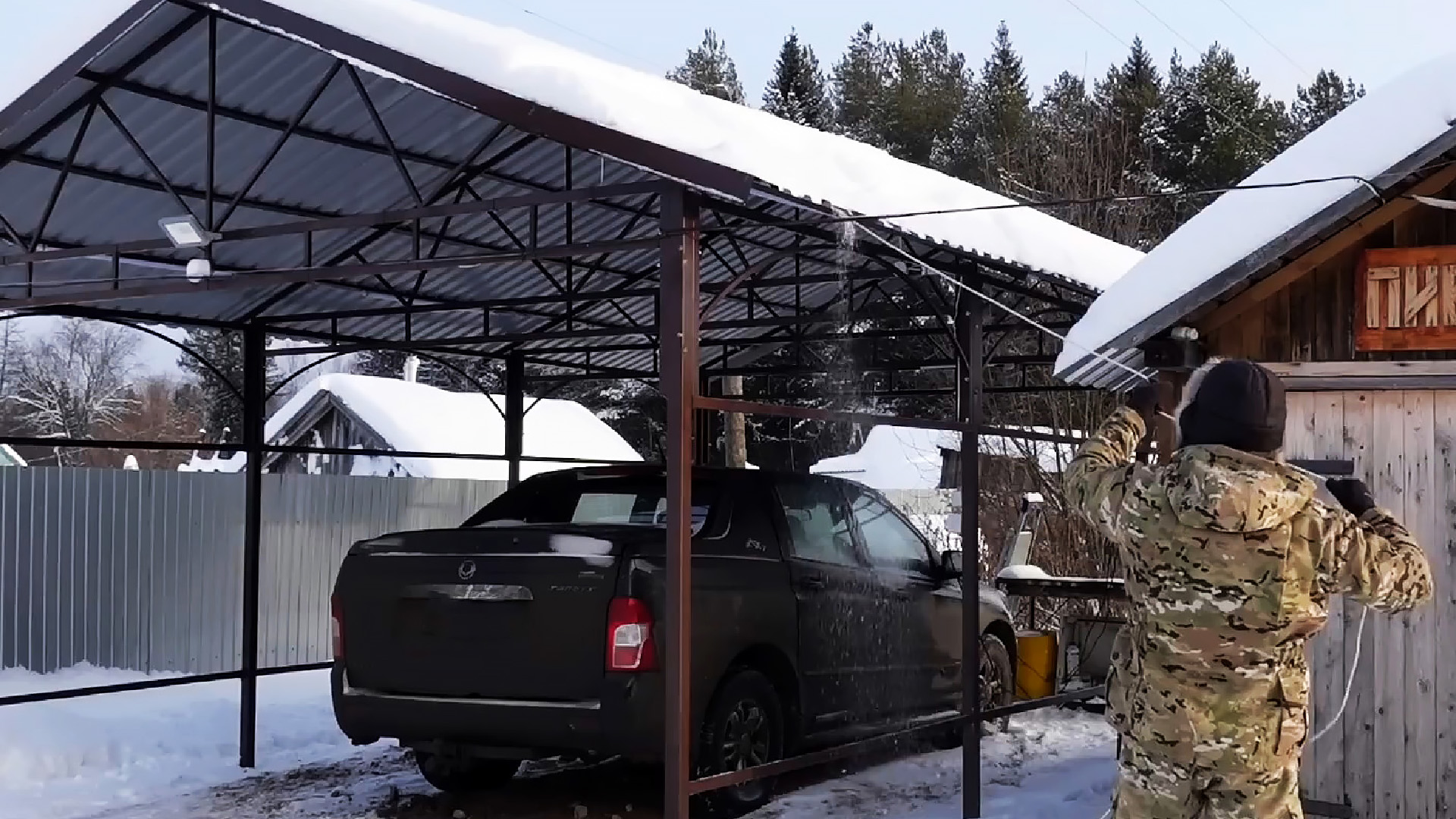 Как убирать снег с крыши частного дома?