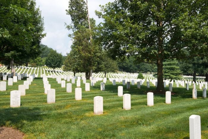 Почему кладбища в США выглядят так С миру по нитке,Золото
