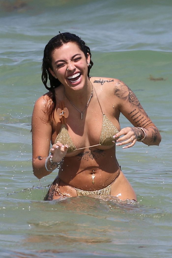 картинка malu treveho v bikini 16