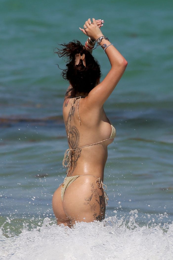 картинка malu treveho v bikini 3