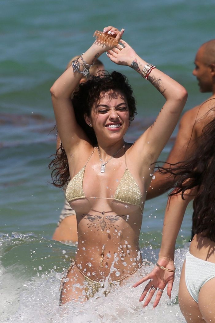 картинка malu treveho v bikini 6