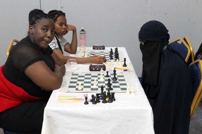 Шахматист переоделся женщиной ради участия в женском турнире по шахматам С миру по нитке,Горячее