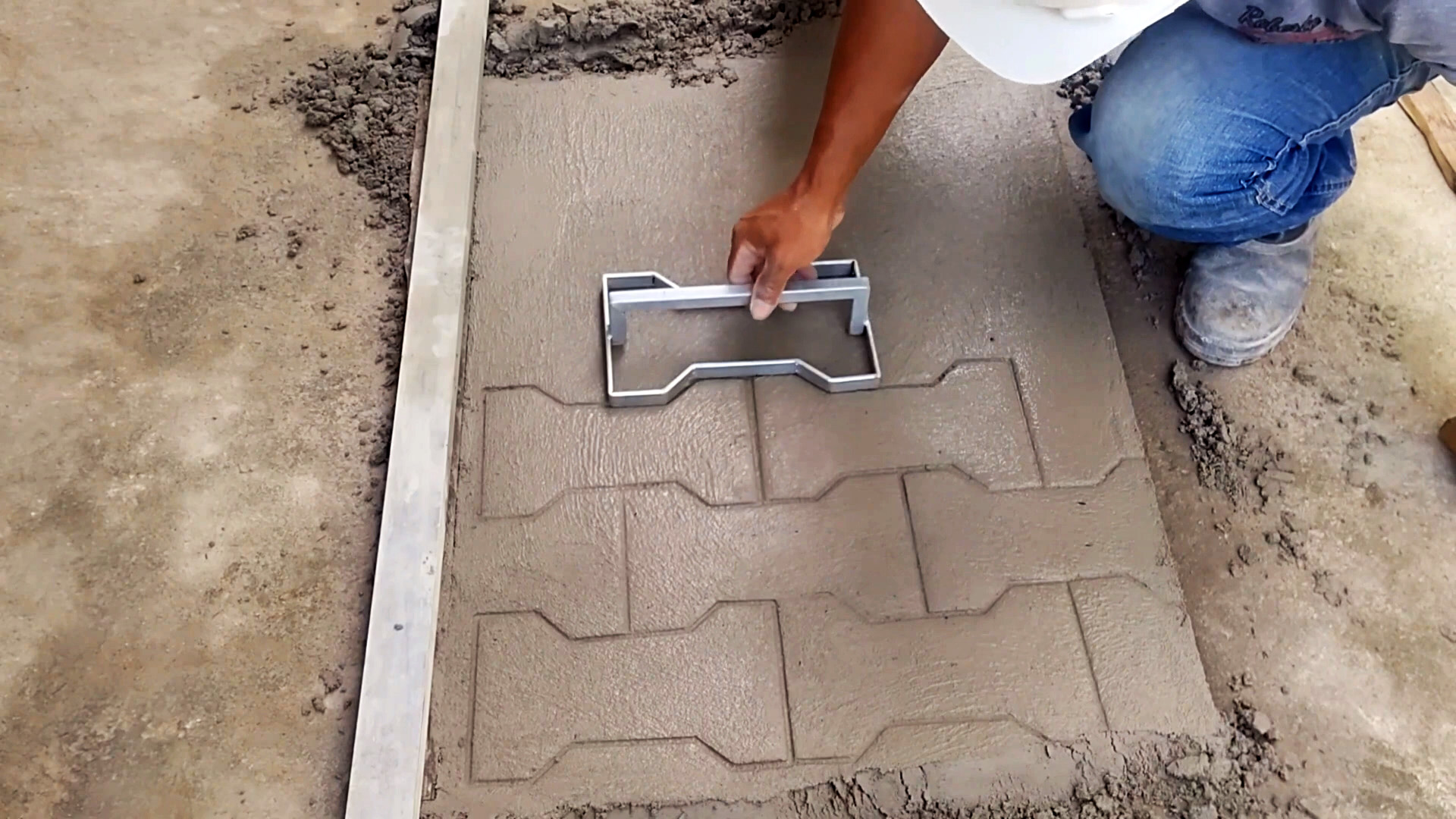 Изготовил виброрейку своими руками, чтобы выровнять поверхность бетона и увеличить его прочность