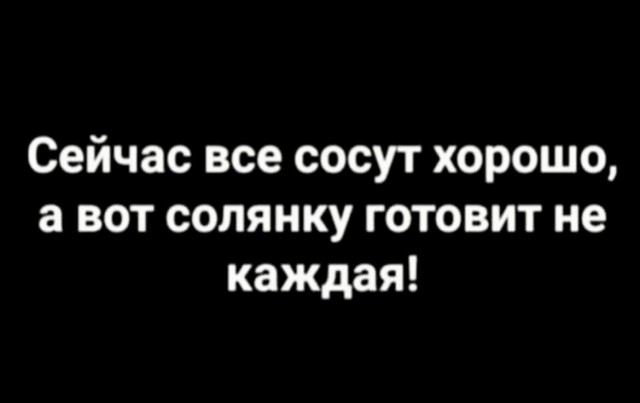 Две девочки сосут леденцы и смотрят в кадр