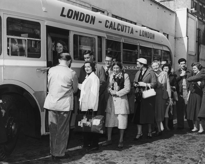 Снимок был сделан 15 апреля 1957 года на автовокзале «Виктория» перед первым рейсом по данному маршруту