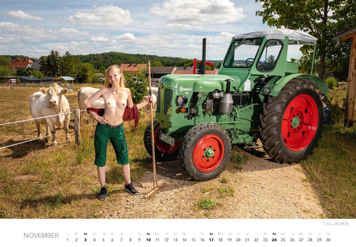 Голые фермерши и трактора в календаре «Jungbauernträume 2023»