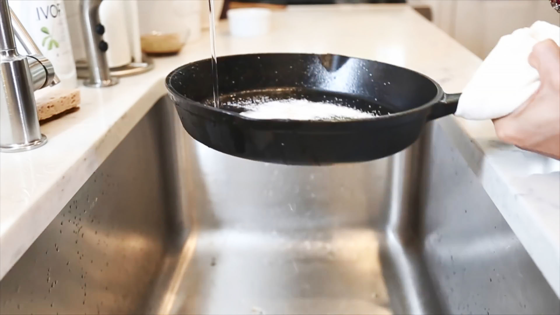 Очистить сковороду с антипригарным покрытием снаружи