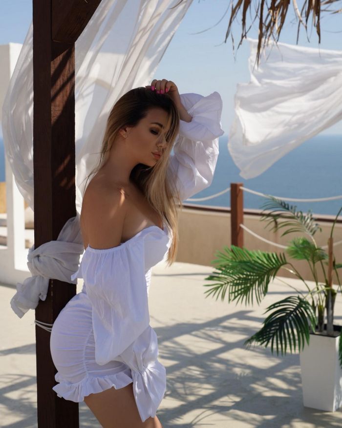 картинка krasotki v otkrovennyh platjah 12