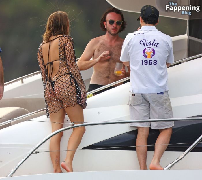 картинка stormi bri henli foto v bikini 18