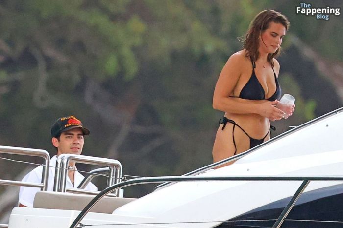 картинка stormi bri henli foto v bikini 25