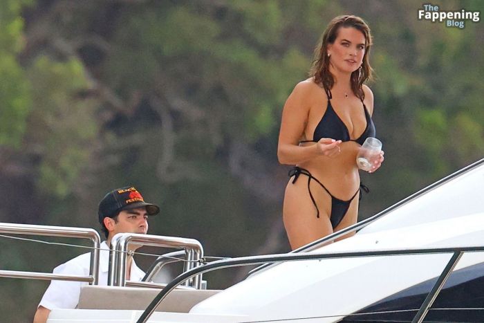 картинка stormi bri henli foto v bikini 26