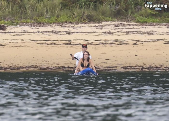 картинка stormi bri henli foto v bikini 4