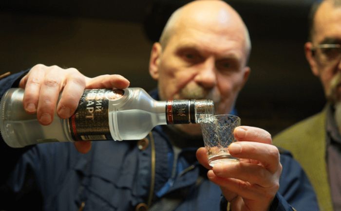 По этим пяти признакам нарколог узнает, что человек часто пьет алкоголь native-yes