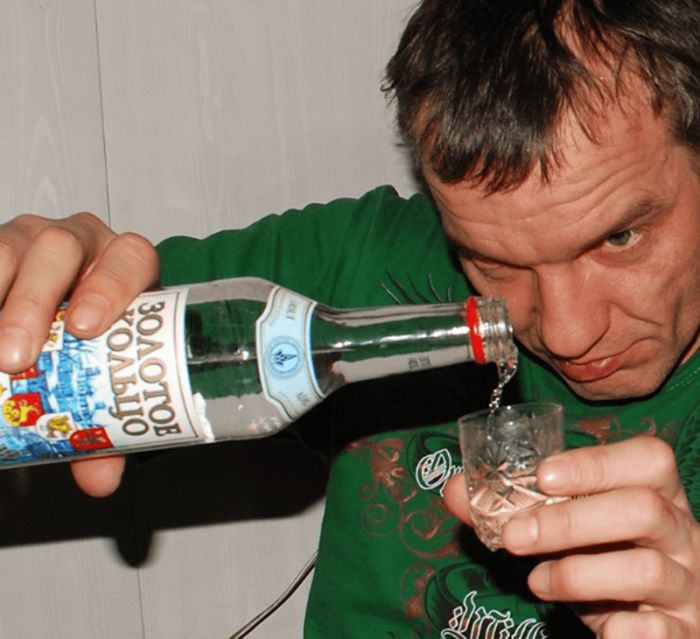 По этим пяти признакам нарколог узнает, что человек часто пьет алкоголь native-yes