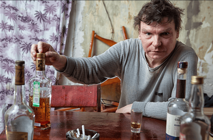 По этим пяти признакам нарколог узнает, что человек часто пьет алкоголь native-yes