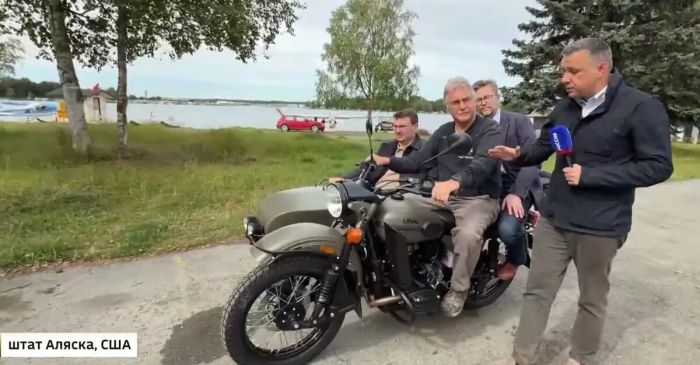 Житель Аляски, Марк Уоррен, получил от российского лидера Владимира Путина в подарок мотоцикл «Урал» native-yes