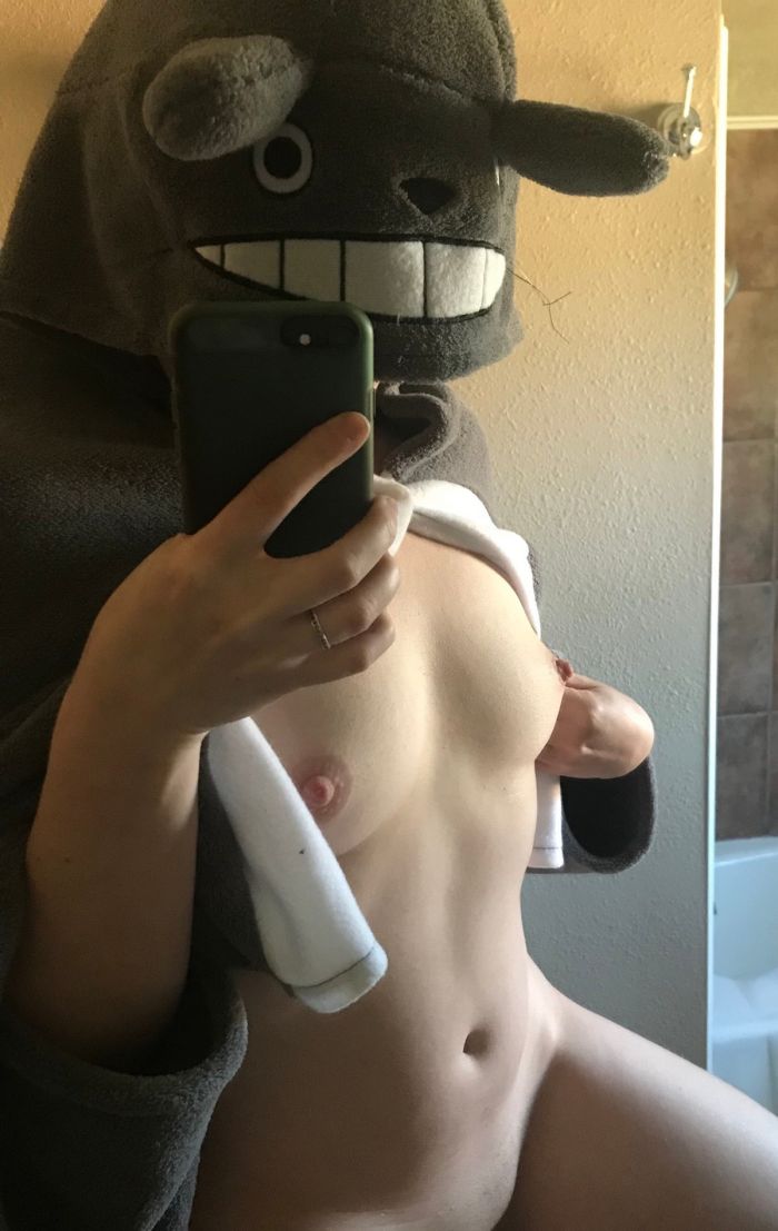 картинка d623bd0d79 golye devushki s naturalnoj grudju chastnoe 11