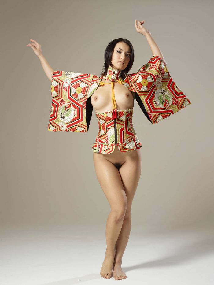 картинка 1cb56f54ba golye krasavicy v nacionalnyh kostjumah 11