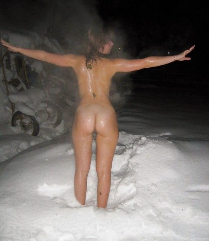 Обнаженные девушки зимой на улице