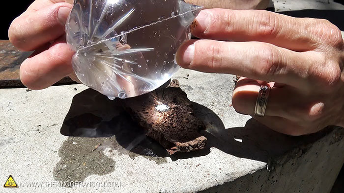 Реально ли разжечь огонь с помощью пакета с водой Реально ли разжечь огонь с помощью пакета с водой native-yes