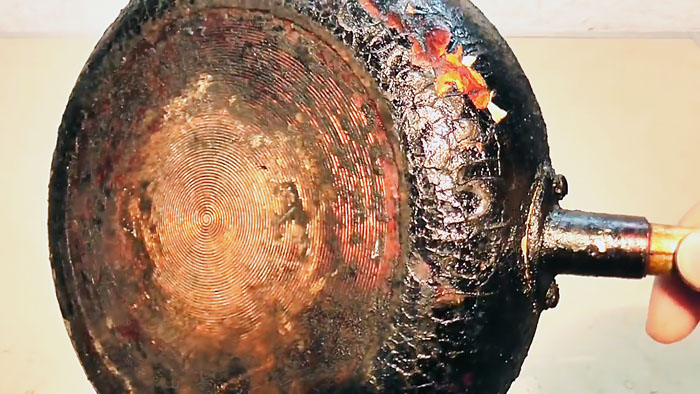 Как очистить сковородку от векового нагара до состояния новой