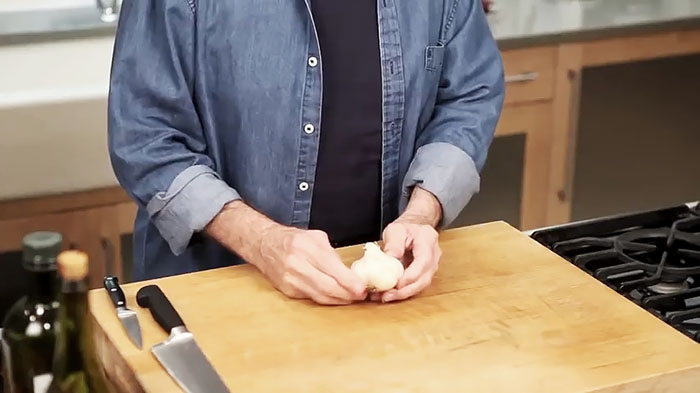 Как быстро почистить и измельчить чеснок