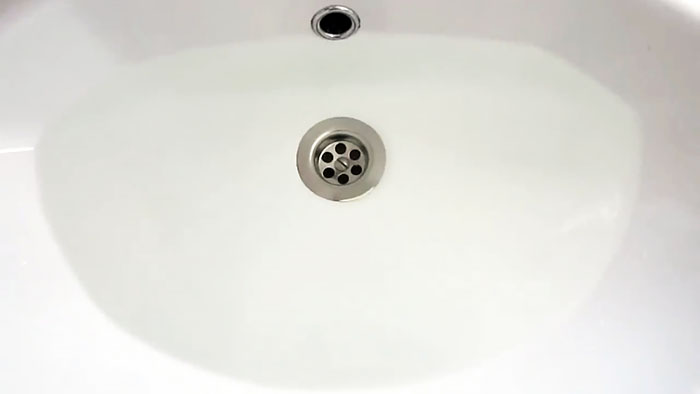 Как быстро прочистить засор в раковине без чистящих средств