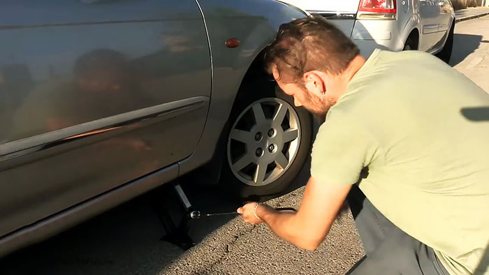 Как завести машину если сел аккумулятор