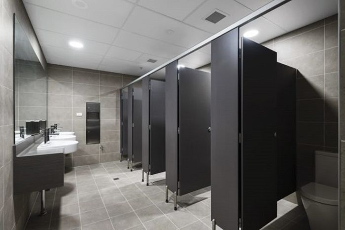 Почему в общественных туалетах дверь не достает до пола