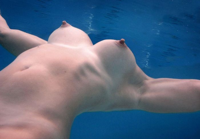 Раздетые девушки в бассейне под водой