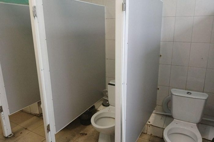 Почему в общественных туалетах дверь не достает до пола native-yes