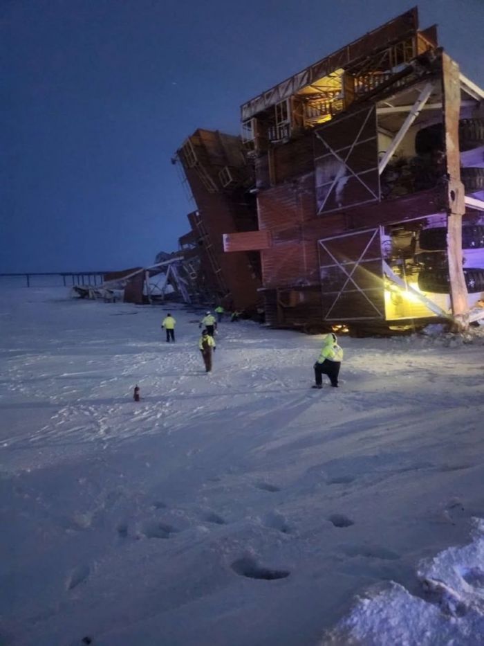 На Аляске рухнула гигантская буровая установка: «Зверь» опрокинулся и загорелся native-yes