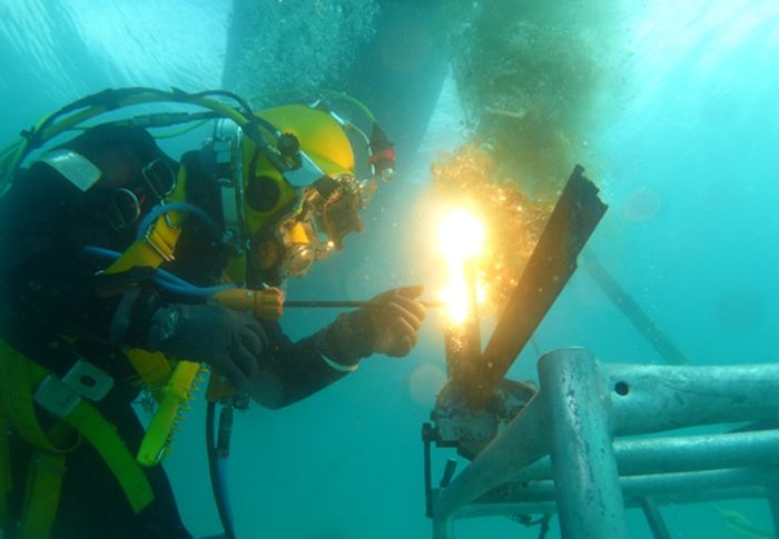 Почему электросварщика-водолаза не бьет током в воде? Разбираемся в секретах подводной сварки! native-yes