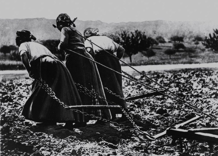 Из жизни девушек в крестьянской России