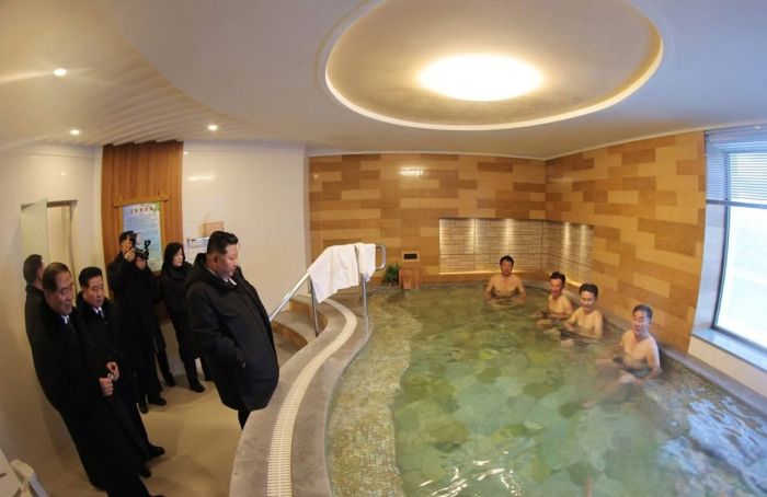 Ким Чен Ын лично проверил, насколько комфортно отдыхают северокорейцы: лидер посетил новую баню Ким Чен Ын лично проверил, насколько комфортно отдыхают северокорейцы: лидер посетил новую баню native-yes