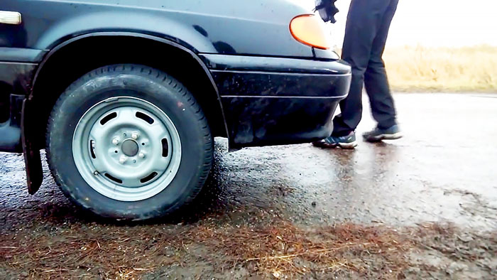 картинка 10d8057624 kak pomenjat koleso bez domkrata 10